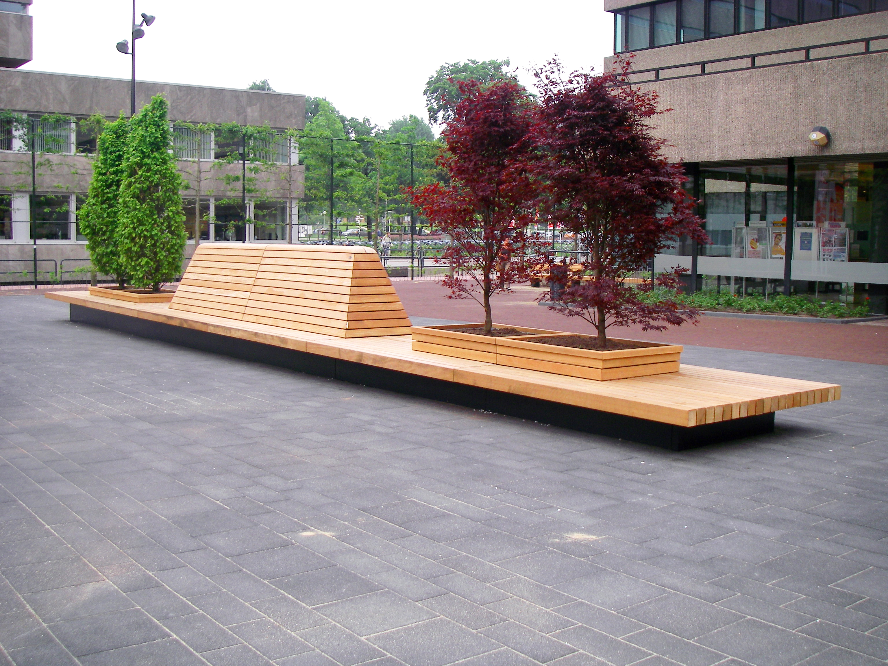 Banc pour espace public en bois avec jardinières - série tail