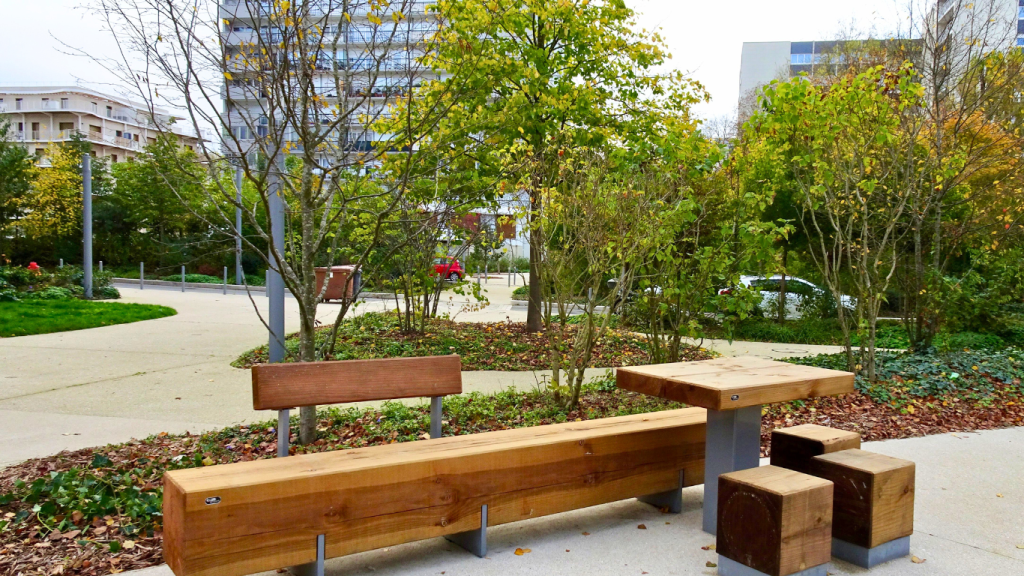 Dans le cadre de la reconstruction de la ZAC Louvois à Vélizy-Villacoublay le choix du cabinet d'urbanisme Urbicus s'est porté sur les banquettes, les bancs et les ensembles pique-nique de la gamme PURE