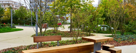 Dans le cadre de la reconstruction de la ZAC Louvois à Vélizy-Villacoublay le choix du cabinet d'urbanisme Urbicus s'est porté sur les banquettes, les bancs et les ensembles pique-nique de la gamme PURE