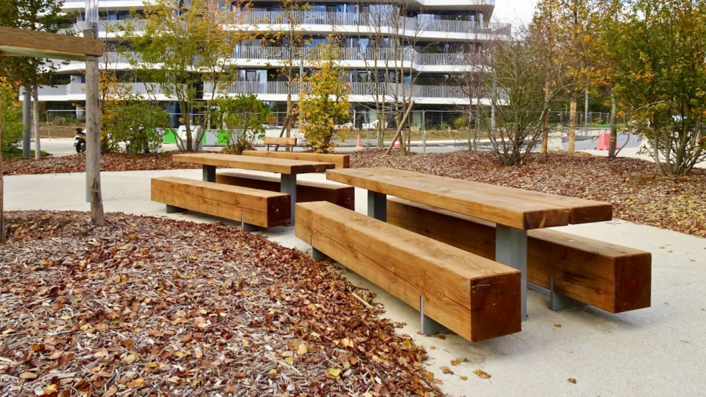 Dans le cadre de la reconstruction de la ZAC Louvois à Vélizy-Villacoublay le choix du cabinet d'urbanisme Urbicus s'est porté sur les banquettes, les bancs et les ensembles pique-nique de la gamme PURE