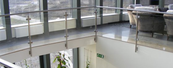 Garde-corps avec poteaux pinces à verre en fixation latérale
