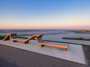 Un banc sur mesure de 10 mètres face à l’Ems réalisé par Grijsen, mobilier urbain