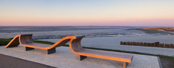 Un banc sur mesure de 10 mètres face à l’Ems réalisé par Grijsen, mobilier urbain