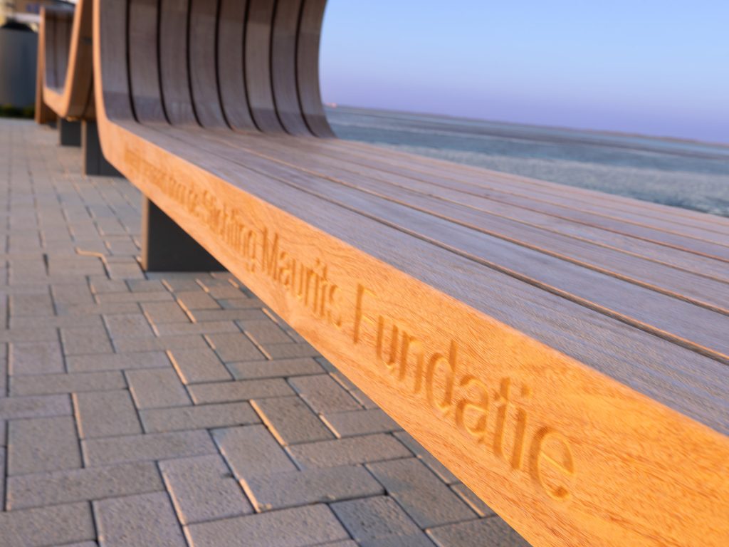 Un banc sur mesure de 10 mètres face à l’Ems réalisé par Grijsen, mobilier urbain