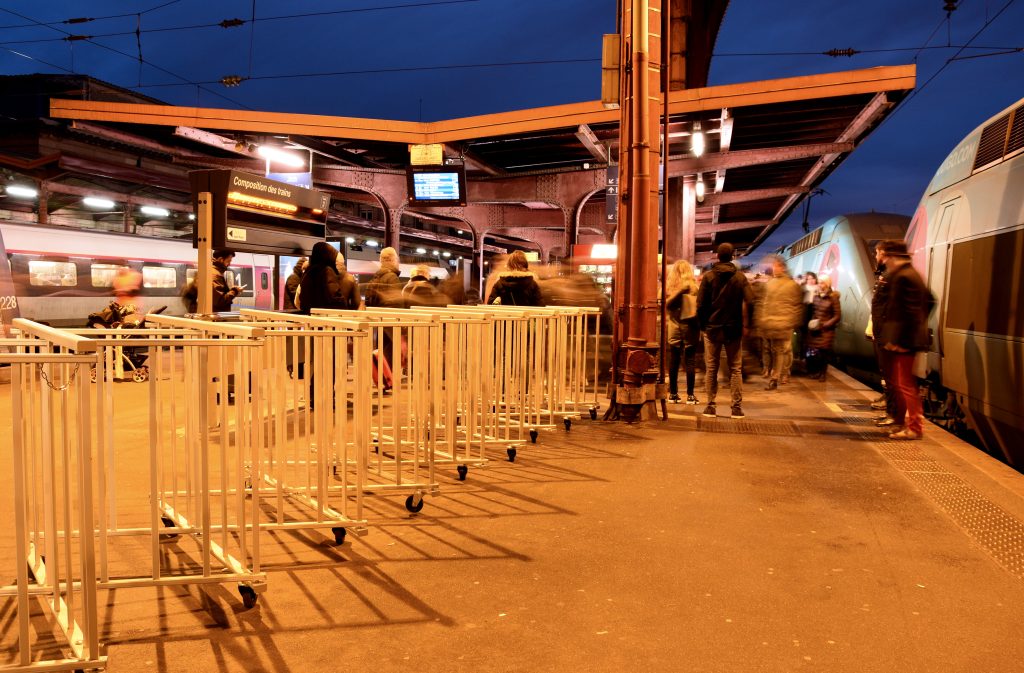SNCF — Sécurité des voyageurs sur quai · Barrières extensibles — CROSO France