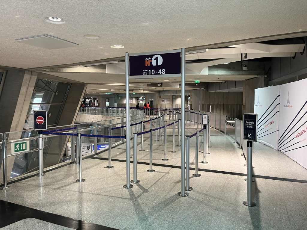 Groupe ADP — Portique de signalisation, Terminal 1 · Guidage des voyageurs — CROSO France