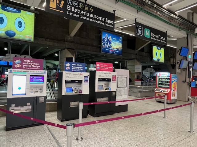SNCF — Espace billetterie · Guidage du public, poteaux à sangle — CROSO France