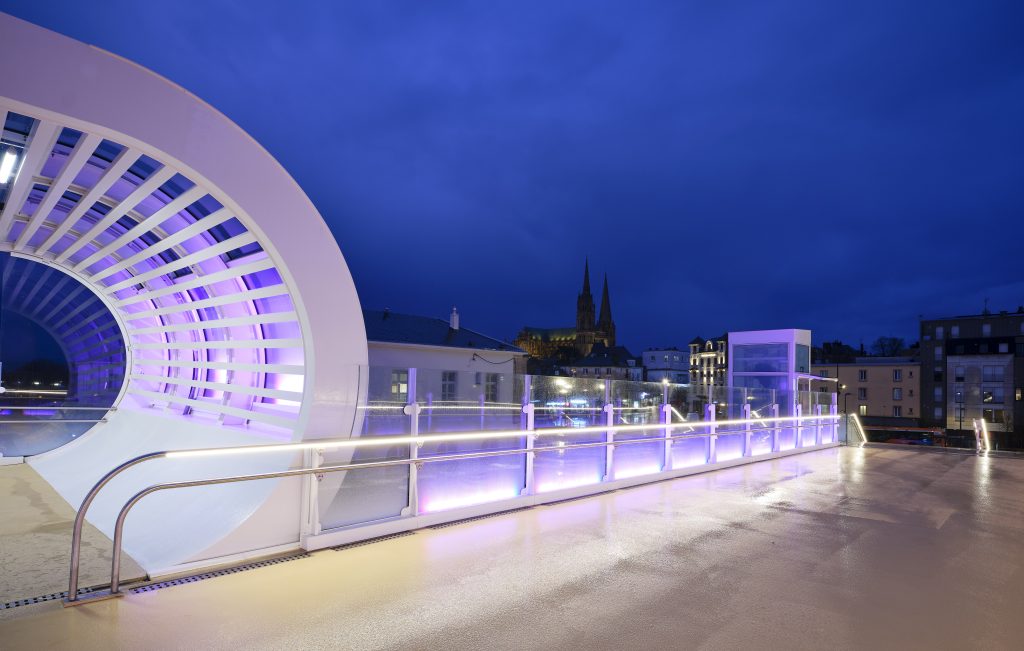 Bouygues Construction — Passerelle de la gare de Chartres · Main courante LED Crosilux® — CROSO France