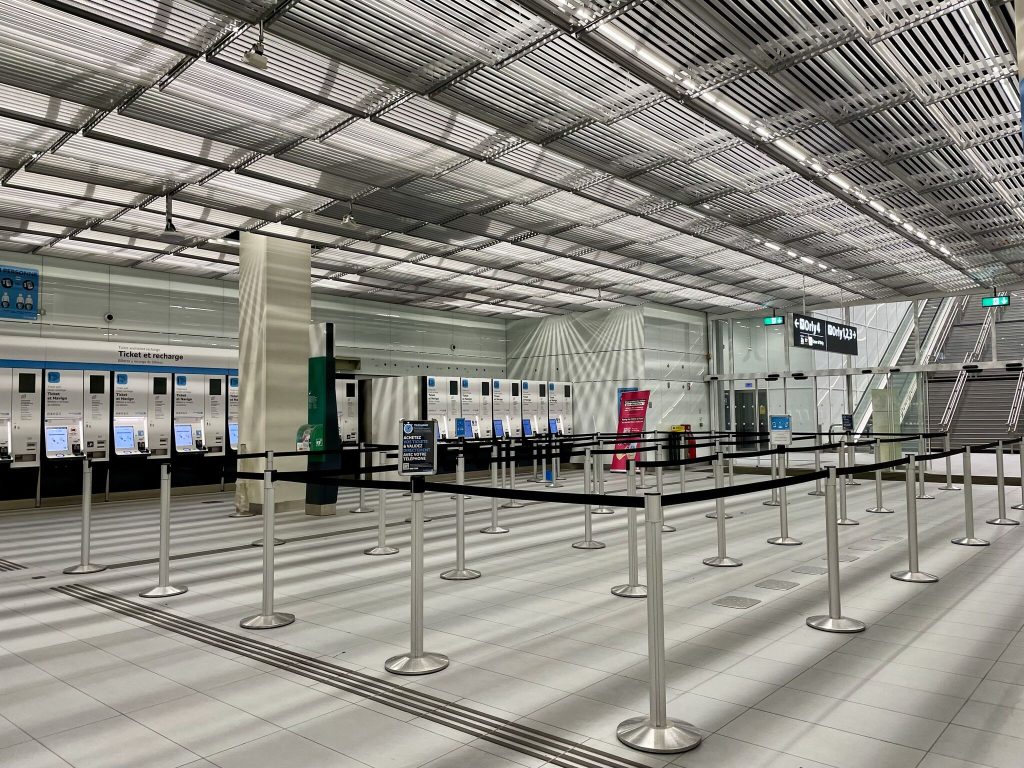 RATP — Guidage des voyageurs en station · Poteaux à sangle Via Guide — CROSO France