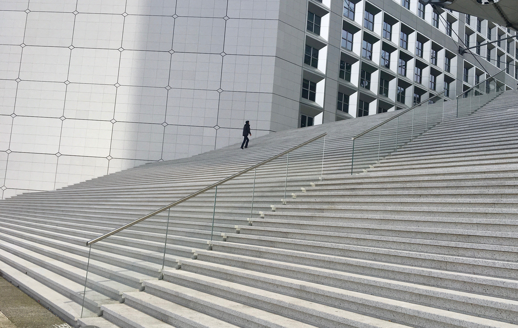 Vulcain Engineering — Parvis de La Défense · Garde-corps Crosilux® 2.0 — CROSO France