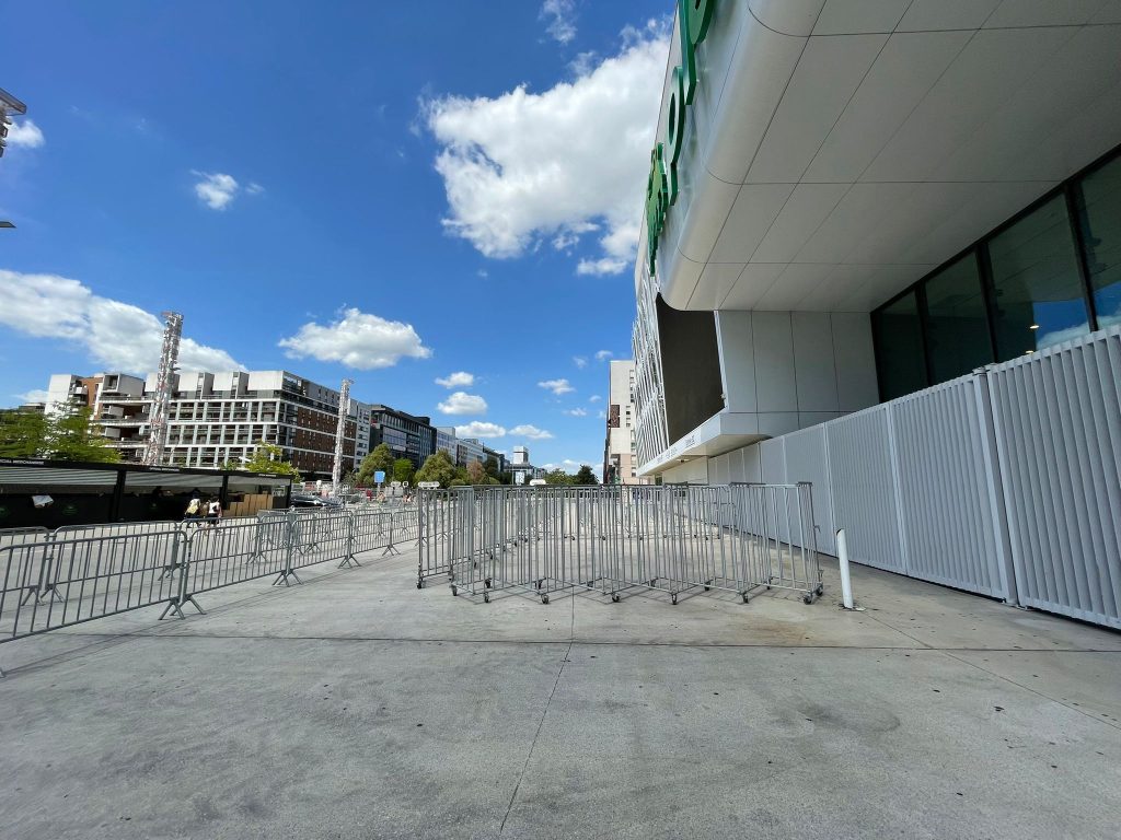 Plénitude Arena — Nanterre · Sécurité du public, barrières extensibles — CROSO France